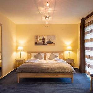 Zimmer mit Kingsize-Bett